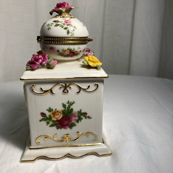 Royal Albert country Rose music box - Picture 5 of 7